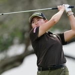 　第１ラウンド、１２番でティーショットを放つ岩井明愛。８アンダーで首位＝ホアカレイＣＣ（共同）