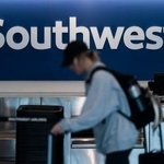 　米西部ロサンゼルス国際空港にあるサウスウエスト航空のカウンター＝２０２３年４月（ＡＰ＝共同）