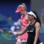 　テニスの中国オープンで準決勝に進出した加藤未唯（右）ファニー・シュトラル組＝２日（ゲッティ＝共同）