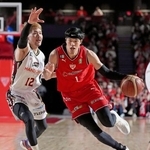 　オープン戦の越谷戦で攻め込む千葉Ｊの渡辺（右）＝９月、ららアリーナ東京ベイ