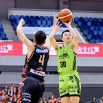 　大阪とのオープン戦でシュートを狙う北海道・富永＝９月、おおきにアリーナ舞洲（（Ｃ）Ｂ．ＬＥＡＧＵＥ）