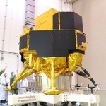 　ｉｓｐａｃｅが公開した大型月着陸船の試験機＝２日午前、茨城県つくば市のＪＡＸＡ施設