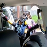 　トヨタ自動車が開いた高齢者を疑似体験するイベントで、タクシーに乗り込む児童＝２日午前、愛知県豊田市