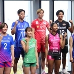 　ＳＶリーグの開幕前イベントに出席したサントリーの高橋藍（後列中央）、大阪Ｂの西田（同左から２人目）ら＝２日、東京都港区