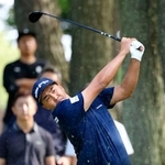 　第１日、１１番でティーショットを放つ小斉平優和。５アンダーで首位＝三好ＣＣ