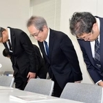 　記者会見で謝罪する千葉県がんセンターの井内俊彦副病院長（中央）ら＝２日午後、千葉県庁