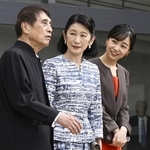 　安藤忠雄さん（左）の案内で「ベネッセハウス　ミュージアム」を視察される紀子さまと佳子さま＝２日午後、香川県直島町