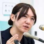 　記者会見するチームみらいの安野党首＝２日午前、国会