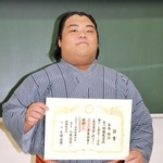 　相撲教習所を卒業した藤凌駕＝２日、両国国技館内の教習所
