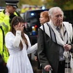 　２日、英中部マンチェスターで、車が群衆に突入した現場付近に集まった人たち（ゲッティ＝共同）