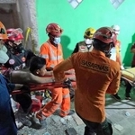 　インドネシア・シドアルジョの倒壊したイスラム寄宿学校から救出された少年＝１日（国家捜索救助庁提供・共同）