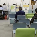 　就職相談の順番を待つ人＝２０２０年、東京都内のハローワーク