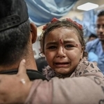 　イスラエル軍の空爆後、病院で治療を待つパレスチナ人の子ども＝２０２３年、パレスチナ自治区ガザ南部ハンユニス（ゲッティ＝共同）