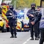 　テロが発生したユダヤ教会堂付近に立つ警察官＝２日、英中部マンチェスター（Ｐｅｔｅｒ　Ｂｙｒｎｅ／ＰＡ通信・共同）