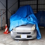 　５人が死亡する横転事故を起こした軽乗用車＝３日午前９時４３分、三重県警名張署