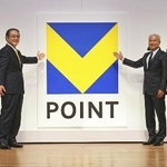 　２０２３年、新しいロゴの前で撮影に応じる三井住友フィナンシャルグループの太田純社長（左）とカルチュア・コンビニエンス・クラブの増田宗昭会長兼ＣＥＯ（肩書きは当時）＝東京都千代田区