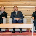 　閣議に臨む（左から）村上総務相、石破首相、中谷防衛相＝３日午前、首相官邸