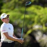 　ロッテ選手権第２ラウンド、１４番でティーショットを放つ岩井明愛＝２日、米ハワイ州エワビーチ（ゲッティ＝共同）