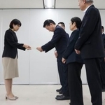 　前橋市の小川晶市長（左）に申し入れ書を手渡す市議ら＝３日午後、前橋市役所