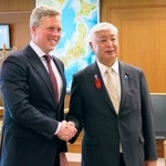 　米国のドリスコル陸軍長官（左）と握手する中谷防衛相＝３日午後、防衛省