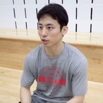 　キャンプに参加し取材に応じる河村勇輝＝シカゴ（共同）