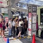 　観光地に直行する「観光特急バス」に乗り込む観光客ら＝７月、京都市