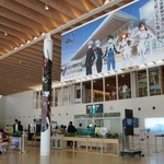 　「シン・ハママツ計画」の一環で、横断幕などが飾られた静岡空港のロビー＝３日午前