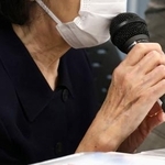 　判決後に記者会見する、自殺した男性の母親＝３日午後、長崎県庁