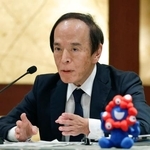 　地元経済団体との懇談会後、記者会見する日銀の植田総裁＝３日午後、大阪市北区