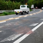 　軽乗用車が横転し５人が死亡した事故現場＝３日午後２時２１分、三重県名張市