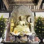 　法隆寺金堂の釈迦三尊像＝２００８年１２月、奈良県斑鳩町
