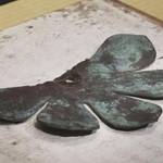　法隆寺金堂にある国宝・釈迦三尊像の一部とみられる金具＝３日午後、東京都港区