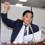 　記者会見する日本保守党の河村共同代表。百田代表が右手を振り上げ脅迫したとされる状況を説明した＝３日午後、東京都千代田区