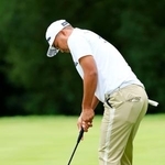 　第２日、１番でパットを放つ小斉平優和。通算８アンダーで首位＝三好ＣＣ