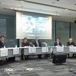 　記者会見する国立大病院の院長ら＝３日午後、東京都千代田区