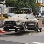 　冠水した地下駐車場から運び出された、浸水被害に遭った車両＝３日午前１１時４分、三重県四日市市