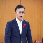 　記者会見する福岡県行橋市の工藤政宏市長＝３日午後、行橋市