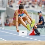 　成年女子三段跳び　１３メートル６４の大会記録で優勝した福岡・高島真織子＝平和堂ＨＡＴＯスタジアム