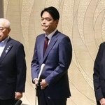 　取材に応じる横浜市の山中竹春市長（中央）＝３日午後、横浜市役所