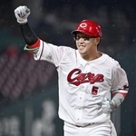 　１回、安打を放ちガッツポーズの広島・小園＝マツダ