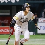 　１回ソフトバンク無死一塁、柳町が右越えに先制２ランを放つ＝みずほペイペイドーム