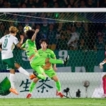 　湘南-東京Ｖ　後半、ヘディングで先制ゴールを決める東京Ｖ・染野（９）。ＧＫ真田＝レモンＳ