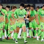 　東京Ｖに敗れ、肩を落とす鈴木章（中央）ら湘南イレブン＝レモンＳ