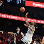 　Ａ東京戦でプレーする宇都宮のニュービル（右）＝トヨタアリーナ東京