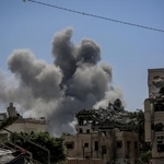 　イスラエル軍による攻撃後、立ち上る煙＝２日、ガザ北部ガザ市（ゲッティ＝共同）