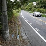 　５人が死亡した事故現場。電柱には車が衝突したとみられる痕跡があった＝３日、三重県名張市