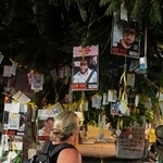 　イスラエル中部テルアビブの広場に掲げられた人質の写真＝４日（共同）