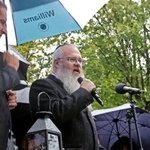 　英ユダヤ教会堂襲撃テロ事件の追悼行事で話すダニエル・ウオーカー氏＝３日、英マンチェスター（共同）