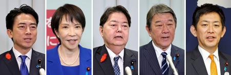 　自民党総裁選の投開票を前に、記者団の取材に応じる（右から届け出順に）小林鷹之氏、茂木敏充氏、林芳正氏、高市早苗氏、小泉進次郎氏＝４日午前