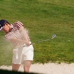 　第３ラウンド、１０番でバンカーショットを放つ岩井明愛。通算１３アンダーで首位＝ホアカレイＣＣ（共同）